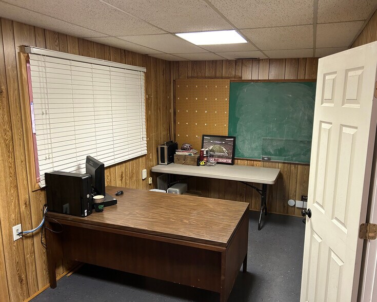 More Photos Of 515 S Noble St, Anniston Light Distribution For Sale