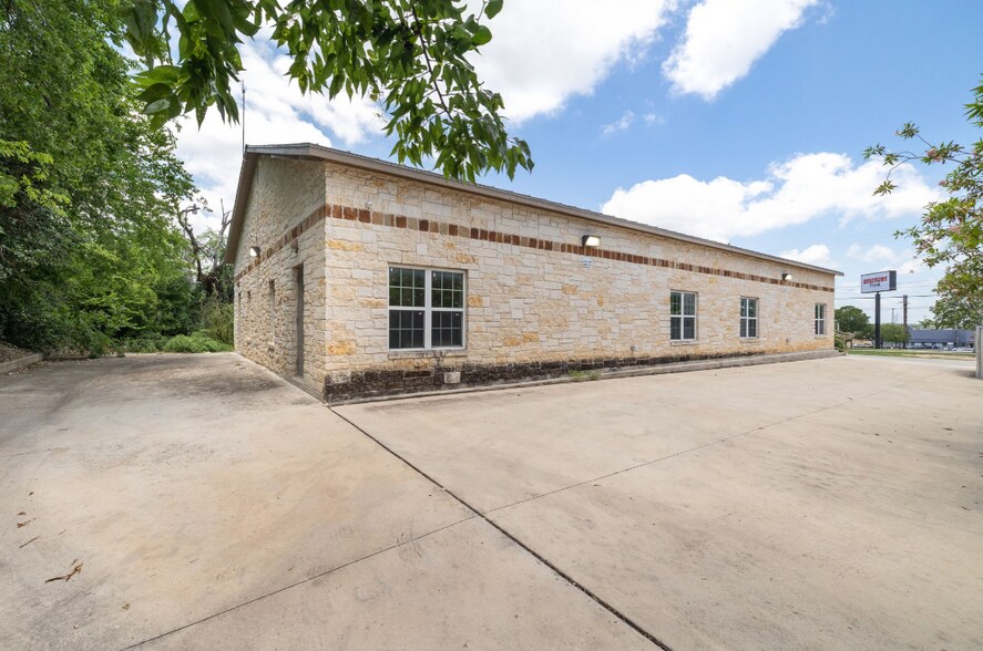 More Photos Of 3251 Harry Wurzbach Rd, San Antonio Medical For Sale