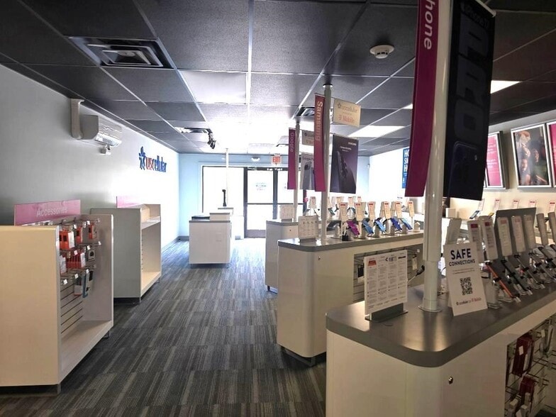 More Photos Of 126 Washington St, Claremont Storefront For Lease