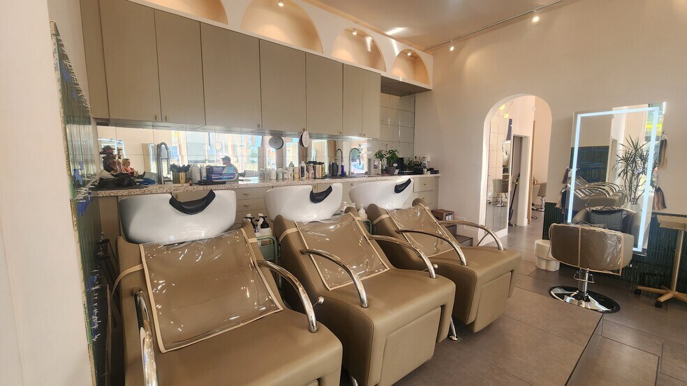 More Photos Of 1000 N Fairfax Ave, West Hollywood Storefront For Sale