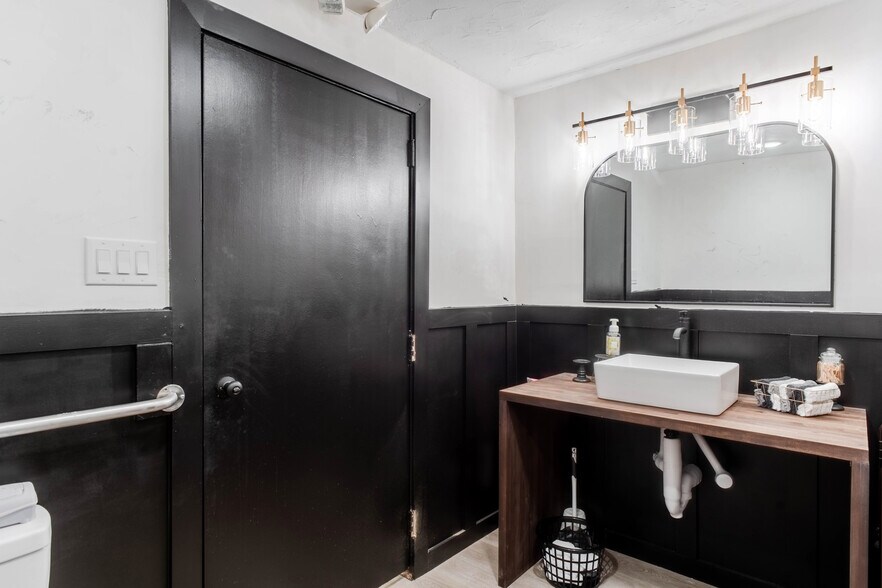 More Photos Of 3109 Roberts Cut Off Rd, Fort Worth Office For Sale