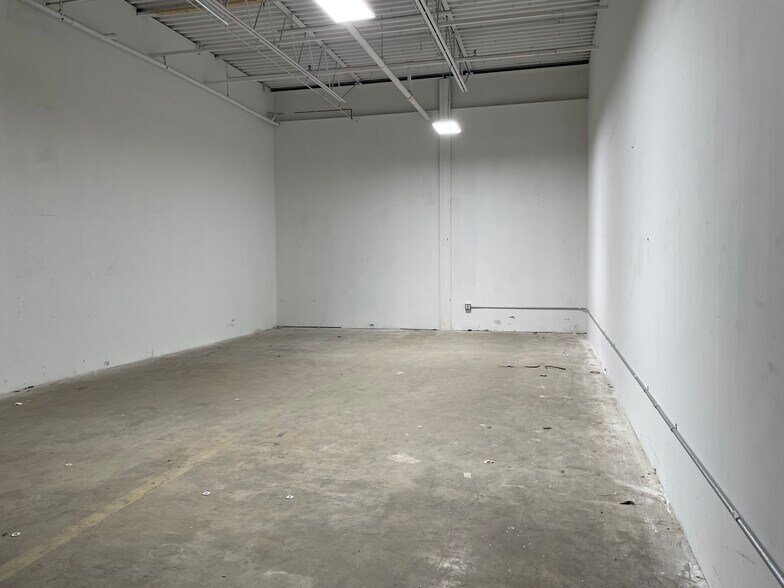 More Photos Of 635 New Park Ave, West Hartford Warehouse For Lease