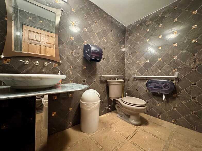 More Photos Of 5311 Niagara St, Commerce City Showroom For Sale