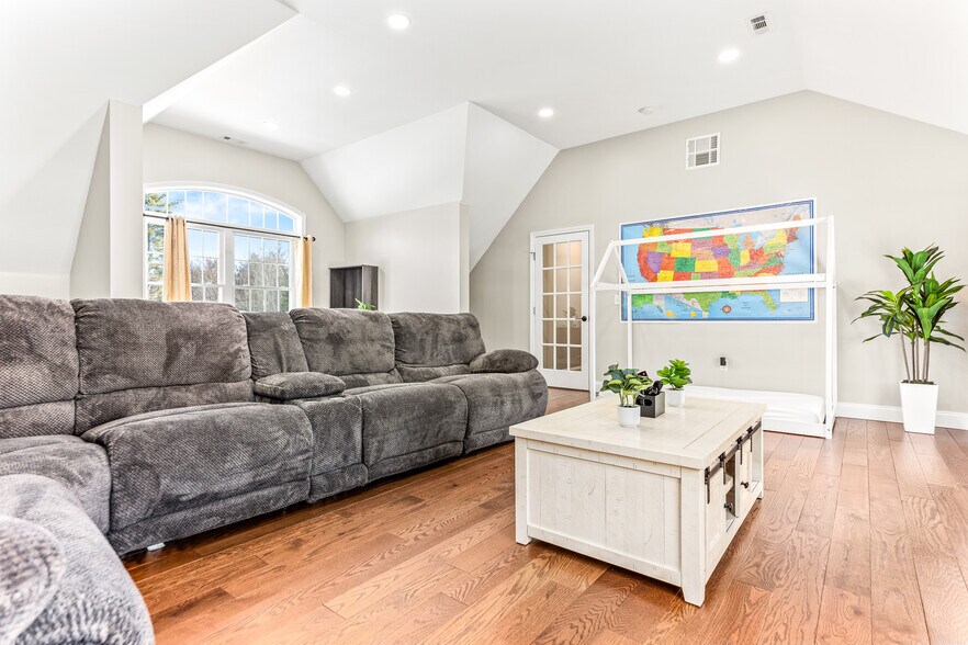 More Photos Of 83 King Rd, Chichester Apartments For Sale