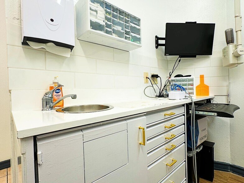 More Photos Of 8237 Fredericksburg Rd, San Antonio Medical For Sale