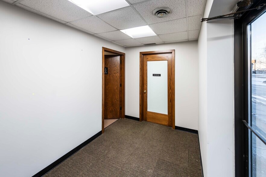 More Photos Of 1119 N 42nd St, Grand Forks Office For Lease