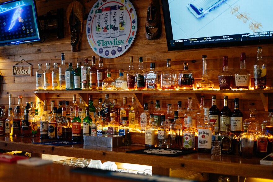 More Photos Of 706 S Washington St, Circleville Bar For Sale