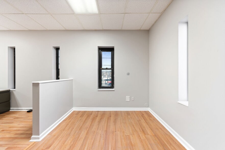 More Photos Of 1293 Clove Rd, Staten Island Office For Lease