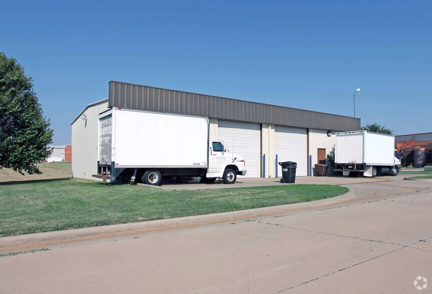 More Photos Of 511 Tower Cir, Oklahoma City Distribution For Lease