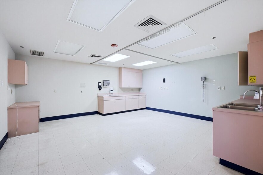 More Photos Of 4011 N 51st Ave, Phoenix Medical For Sale