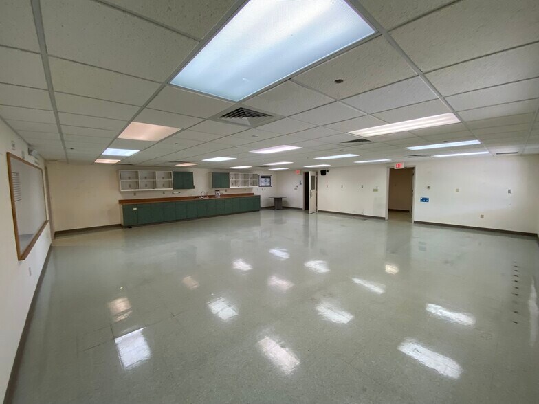 More Photos Of 701 Maple St, Peshtigo Warehouse For Lease
