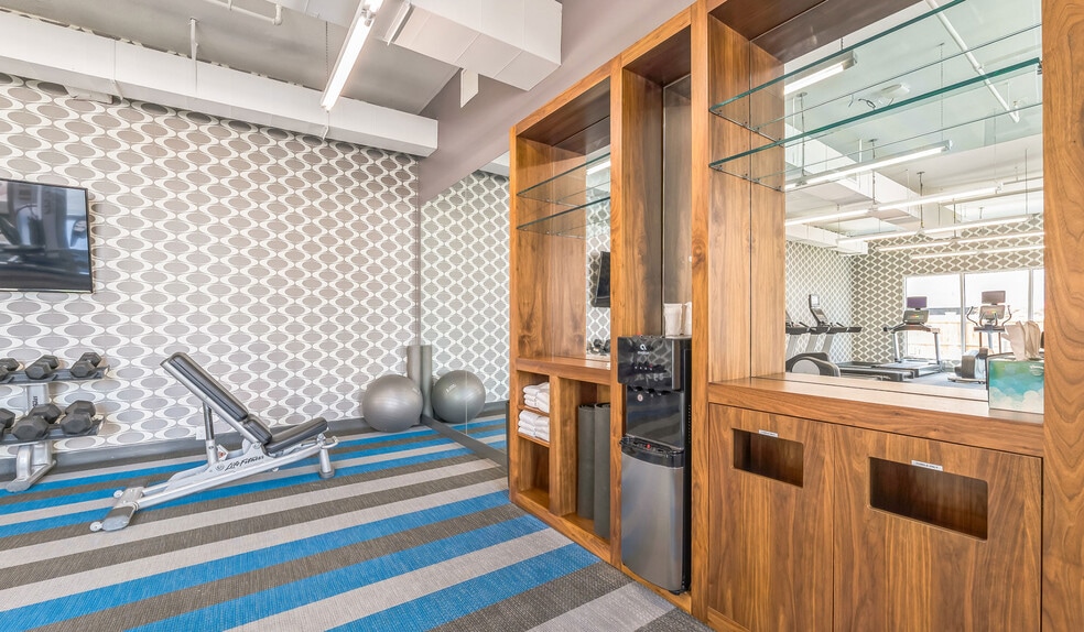 More Photos Of 900 S 11th St, Waco Hotel For Sale