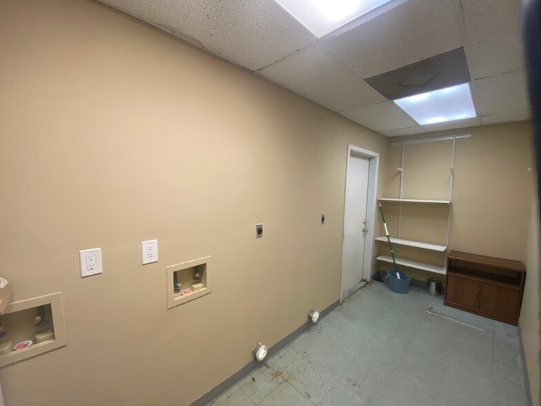 More Photos Of 1128 Westwood Dr, Rosenberg Office For Lease