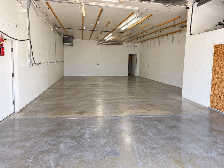 More Photos Of 7725 Deering Ave, Canoga Park Warehouse For Sale