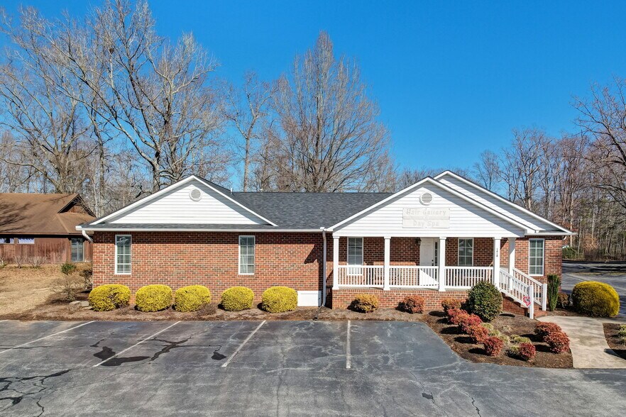 More Photos Of 1418 Freeway Dr, Reidsville Freestanding For Sale