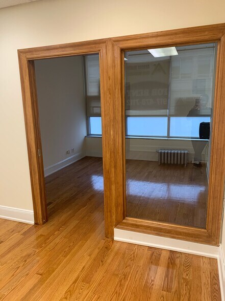More Photos Of 3189 Steinway St, Astoria Storefront Retail Office For Lease