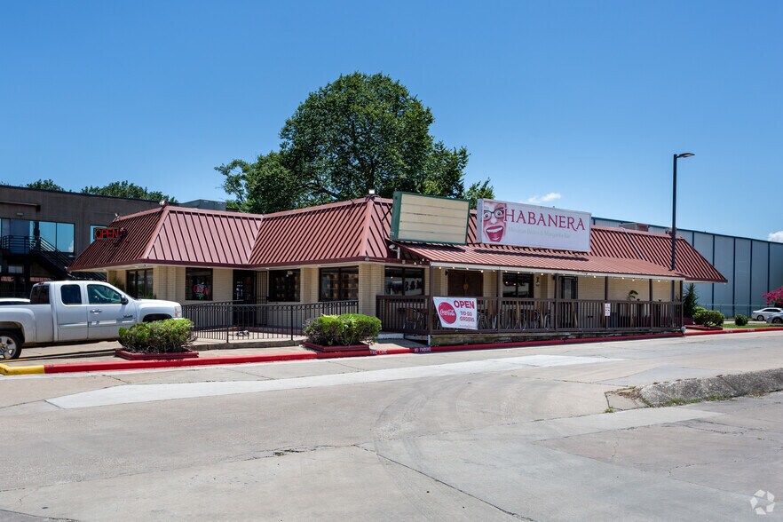 Primary Photo Of 9902 Gulf Fwy, Houston Restaurant For Lease