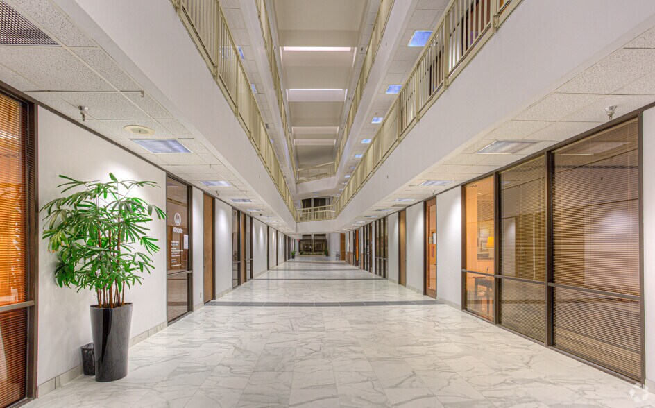 More Photos Of 8313 Southwest Fwy, Houston Unknown For Lease