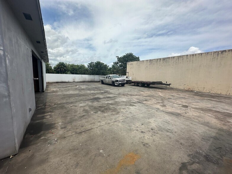 More Photos Of 1031 E 52nd St, Hialeah Warehouse For Lease