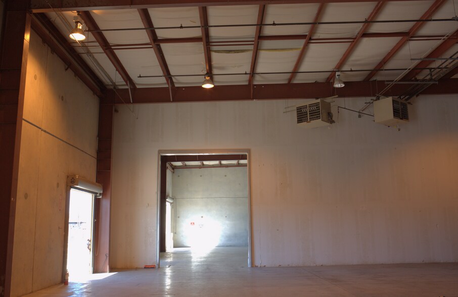 More Photos Of 2004 Lamar Dr, Round Rock Warehouse For Lease