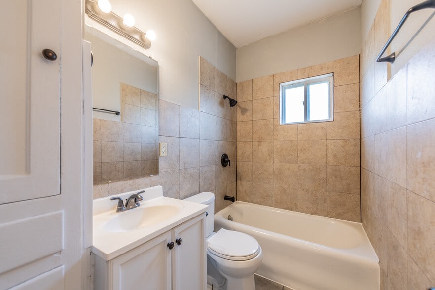 More Photos Of 403 W Hollywood Ave, San Antonio Apartments For Sale