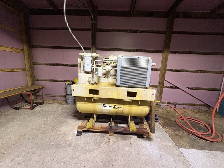 More Photos Of 950 E Melendy St, Ludington Distribution For Lease