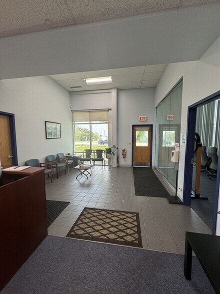 More Photos Of 880 N Wood Dale Rd, Wood Dale Warehouse For Lease