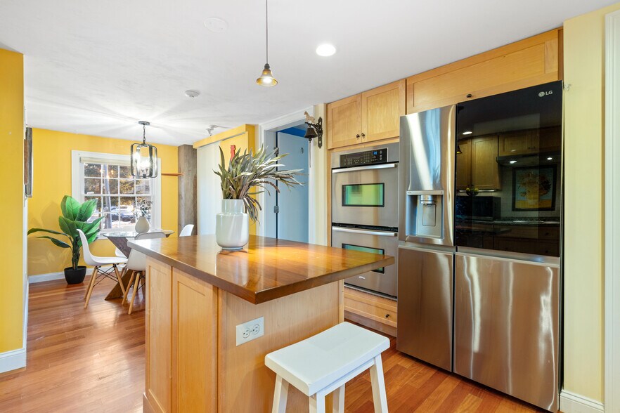 More Photos Of 25 Carlisle Rd, Westford Veterinarian Kennel For Sale