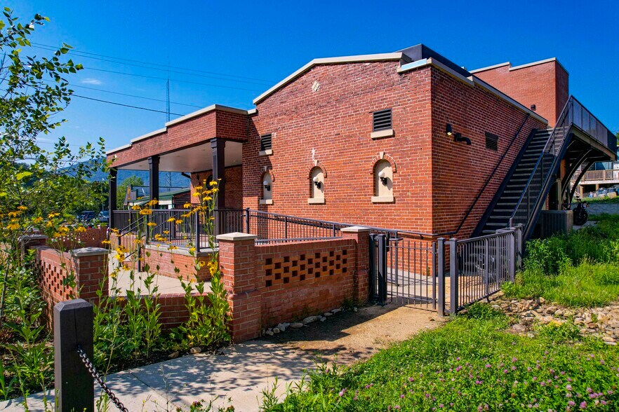 More Photos Of 128 Broadway St, Black Mountain Restaurant For Sale