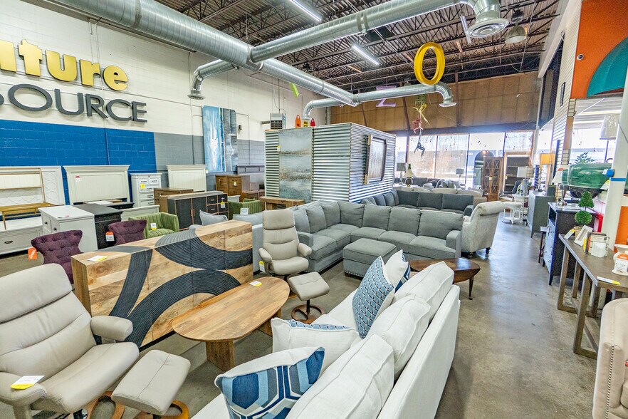 More Photos Of 2550 Regency Rd, Lexington Showroom For Lease