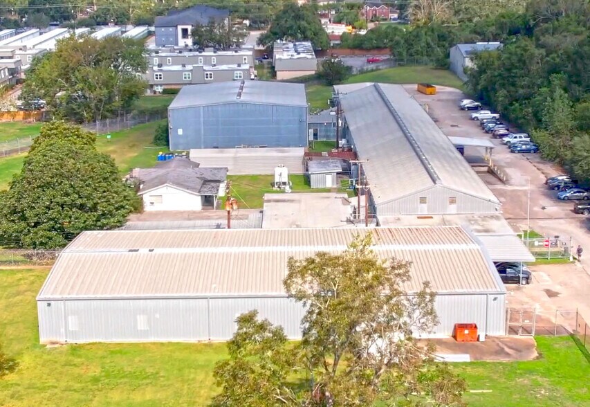 More Photos Of 13026 Rosecrest Dr, Houston Warehouse For Lease