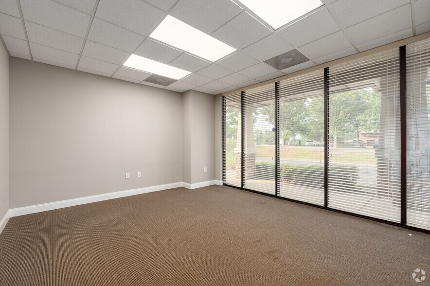 More Photos Of 4913 Summer Oak Dr, Buford Service For Lease
