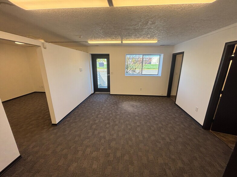 More Photos Of 250 SE Booth Bend Rd, McMinnville Manufacturing For Lease