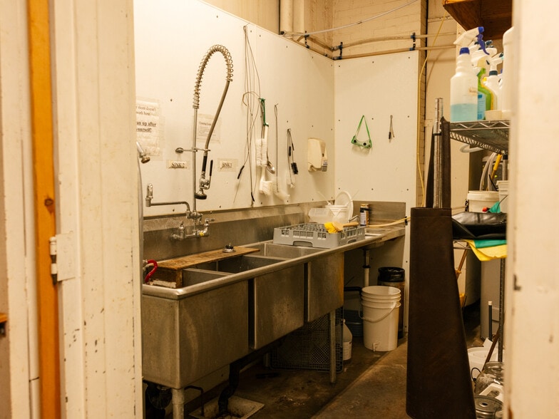More Photos Of 212-234 SE 12th Ave, Portland Warehouse For Sale