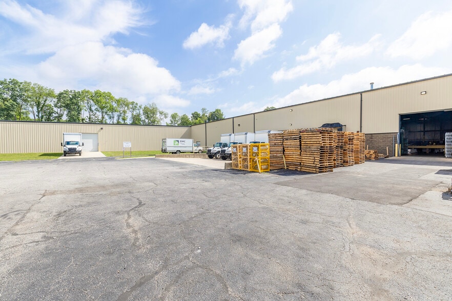 More Photos Of 1000 Sako Ct, Elkhart Warehouse For Lease