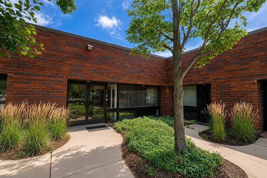 More Photos Of 935 N Plum Grove Rd, Schaumburg Office For Sale