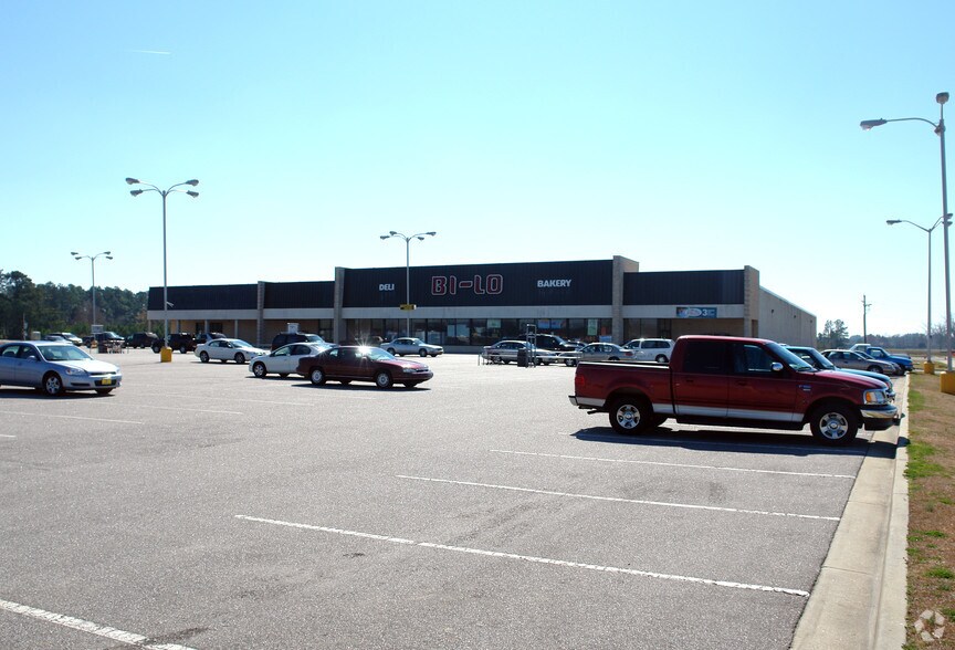 Primary Photo Of 427-429 W McIntyre St, Mullins Unknown For Lease
