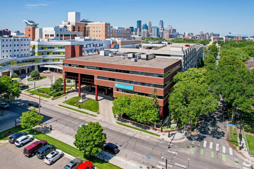 More Photos Of 910 E 26th St, Minneapolis Medical For Lease