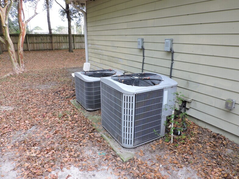 More Photos Of 8141 Ramona Blvd, Jacksonville Veterinarian Kennel For Lease