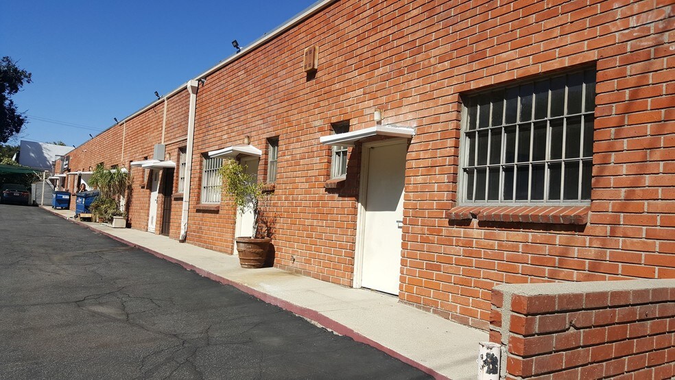 More Photos Of 1194-1196 E Walnut St, Pasadena Storefront For Lease