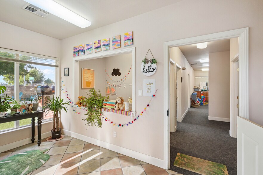 More Photos Of 81 Freeman Ct, Central Point Office For Sale