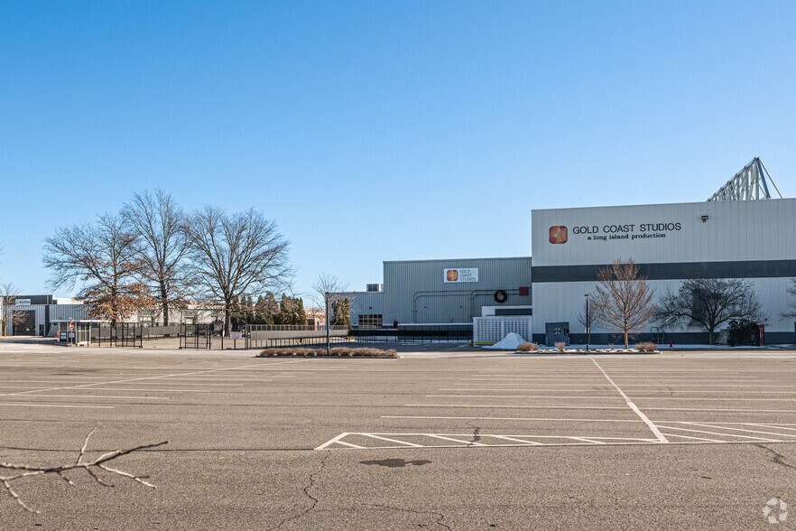More Photos Of 999 S Oyster Bay Rd, Bethpage Warehouse For Lease
