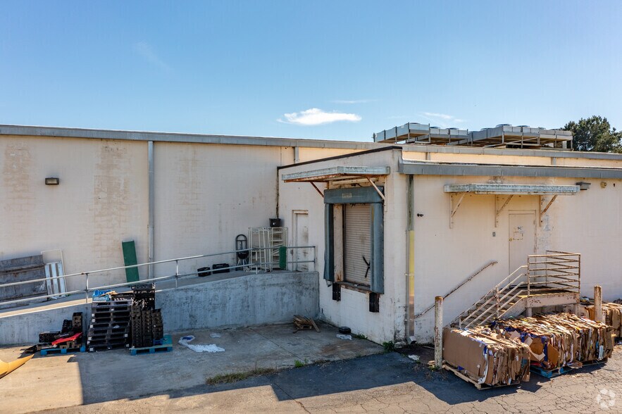 More Photos Of 140 W Dykes St, Cochran Supermarket For Lease