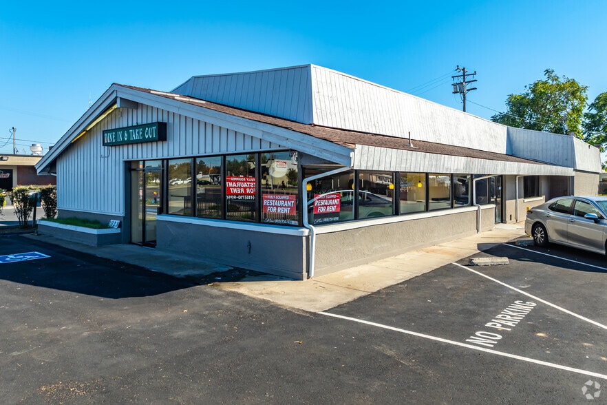 More Photos Of 1023 E F St, Oakdale Restaurant For Sale