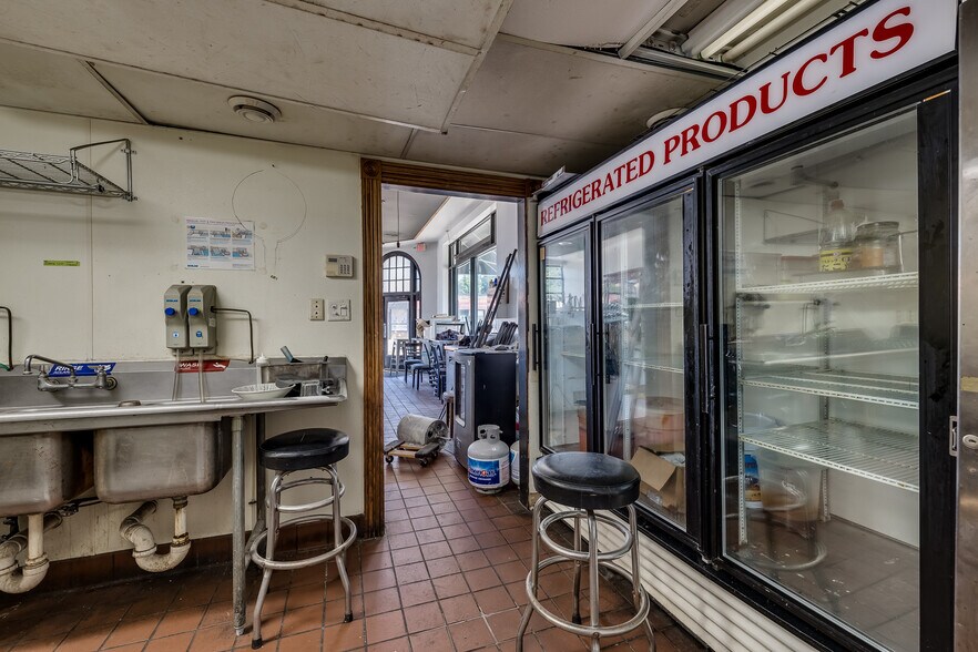 More Photos Of 2201-2205 44th Ave N, Minneapolis Restaurant For Sale