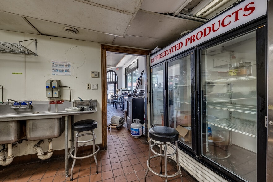 More Photos Of 2201-2205 44th Ave N, Minneapolis Restaurant For Sale