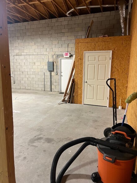More Photos Of 3037 SW 3rd Ter, Okeechobee Showroom For Lease