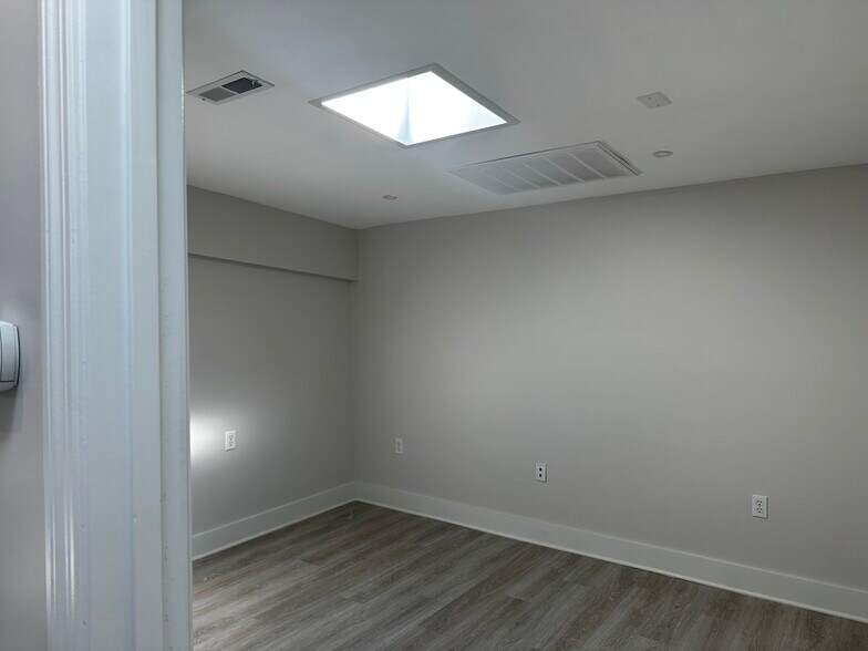 More Photos Of 1233 Ben Sawyer Blvd, Mount Pleasant Office For Lease
