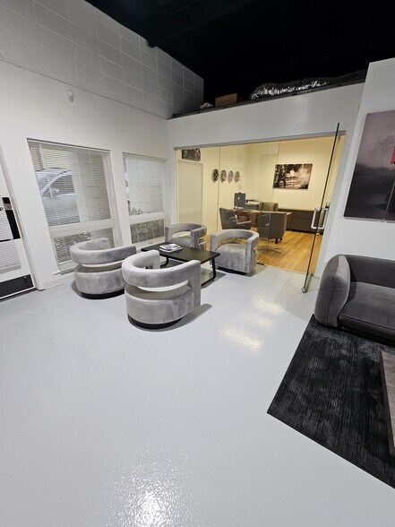 More Photos Of 3720 Clifton Pl, Montrose Flex For Lease