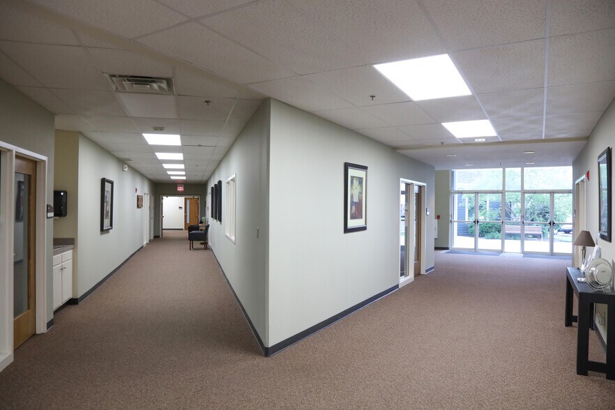 More Photos Of 1605 W Wilson St, Batavia Medical For Lease